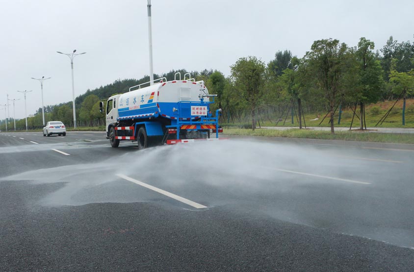國(guó)六15方東風(fēng)霧炮灑水車(chē)后灑功能演示