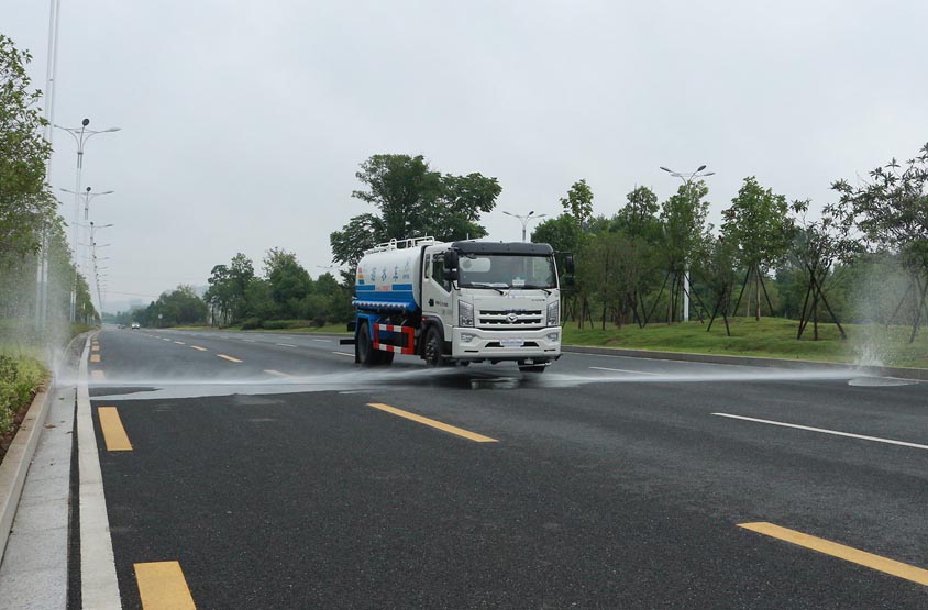 國(guó)六15方東風(fēng)霧炮灑水車(chē)前沖功能演示