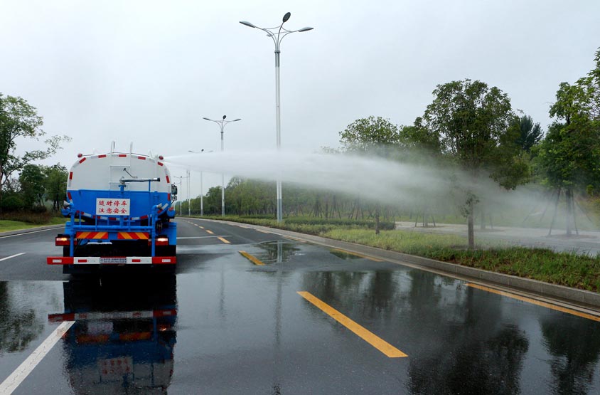 國(guó)六15方東風(fēng)霧炮灑水車(chē)頂噴功能演示