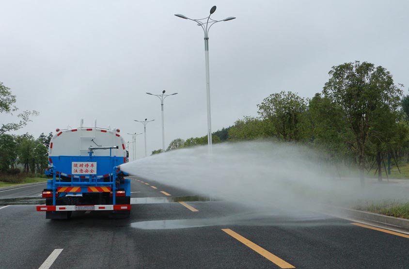 國(guó)六15方東風(fēng)霧炮灑水車(chē)側(cè)噴功能演示
